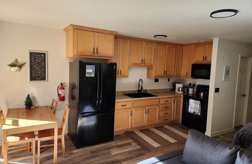Kings Beach Apartment | Lake Tahoe Studio with hot tub and pool - minutes from Northstar and Kings Beach