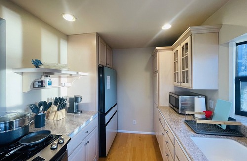 Bonney Lake House | Lake Tapps Dock House on the Bankers Island with Boat Launch