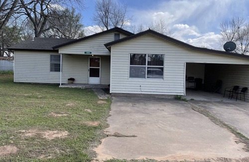 Kingston House | Lake Texoma home, Cardinal Cove Area, beach & boat ramps nearby.