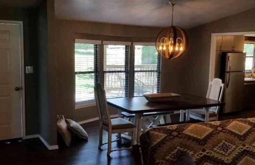 Mead House | Lake Texoma Lakeside Cottage