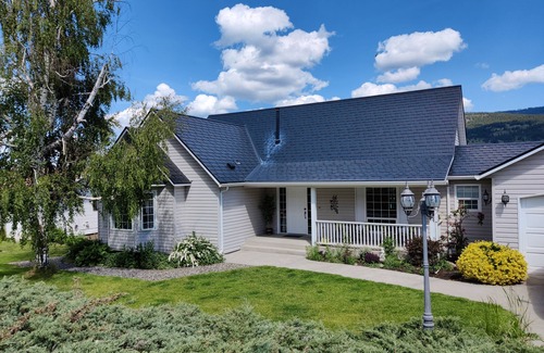 Central Okanagan House | Lake Time 🌊 2 Bed+Den, Your Home Away From Home!