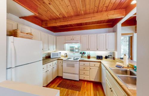 Keystone House | Lake to Mountain