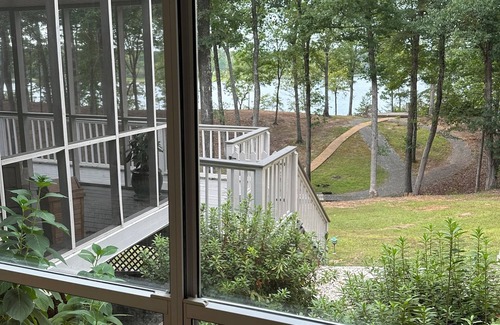 Northport House | Lake Tuscaloosa home on two acres. 12 miles to University of Alabama.