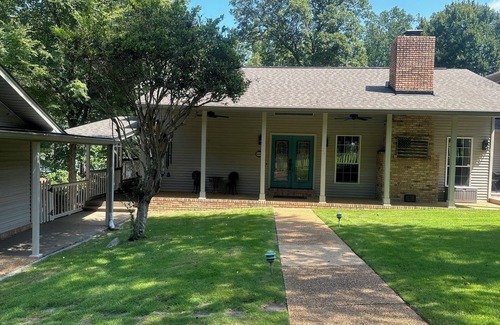 Northport House | Lake Tuscaloosa home on two acres. 12 miles to University of Alabama.