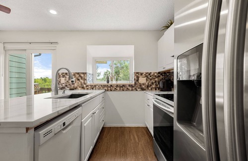 Prides Crossing House | LAKE VIEW 3-Bedroom/3-Bathroom Cozy townhome in Aurora, Family & Pet Friendly!