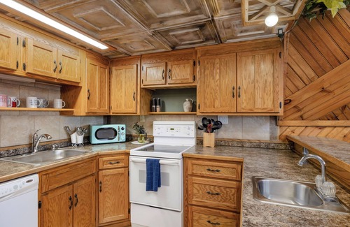 Lampe Ski Chalet | Lake View, 3 Decks, King Bed, Fire Pit, Dogwood Canyon-15 min.