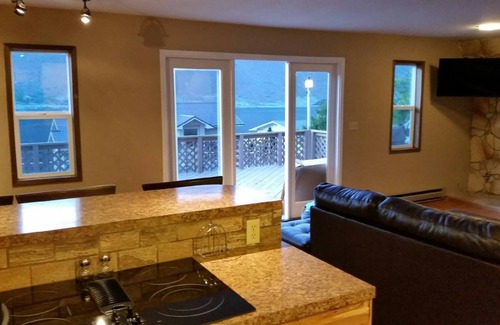 Coulee City House | Lake View and Sleeps 11