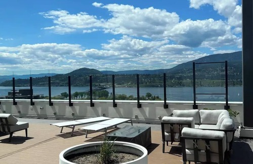 Downtown Kelowna Apartment | Lake View Condo 3 in Kelowna