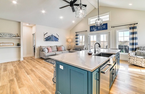 Grand Rivers House | Lake View + Deck: Group Getaway in Grand Rivers!