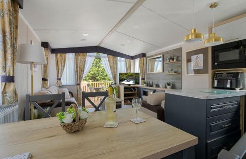 Cheriton Bishop Ski Chalet | Lake View Escape - Fishing Lakes, Heated Outdoor Swimming Pool on Sister Park 500yds - Shorts Stays UK