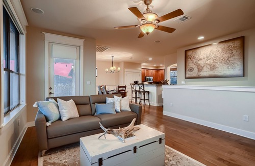 Jonestown House | Lake View @ Hollows Resort: Pools, Pets, Balconies