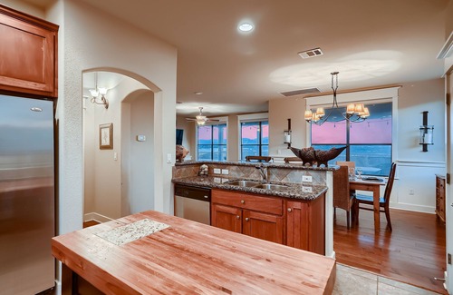 Jonestown House | Lake View @ Hollows Resort: Pools, Pets, Balconies