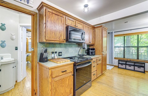 Bernice House | Lake-View Home w/Deck + Gas Grill in Bernice!