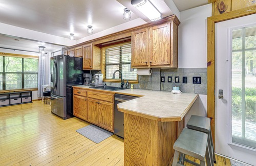 Bernice House | Lake-View Home w/Deck + Gas Grill in Bernice!