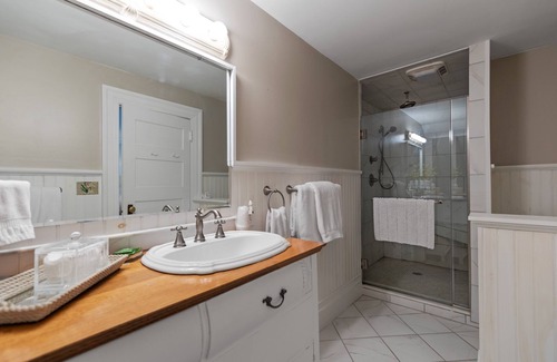 Phippsburg Bed & Breakfast | Lake View Suite with wall of windows w south exposure, Large King, Ensuite Bath