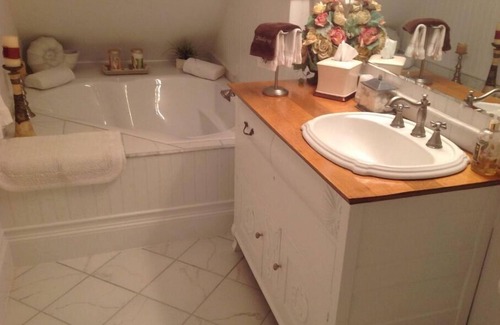 Phippsburg Bed & Breakfast | Lake View Suite with wall of windows w south exposure, Large King, Ensuite Bath
