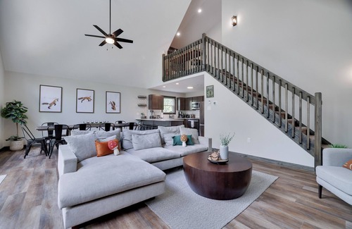 Albrightsville Ski Chalet | Lake Views-Steps to Beach- Hot Tub-Luxury Cabin-Fox Hollow