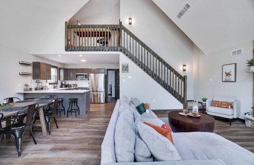 Albrightsville Ski Chalet | Lake Views-Steps to Beach- Hot Tub-Luxury Cabin-Fox Hollow