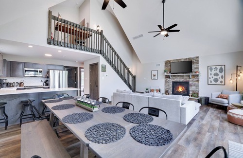 Albrightsville Ski Chalet | Lake Views-Steps to Beach- Hot Tub-Luxury Cabin-Fox Hollow