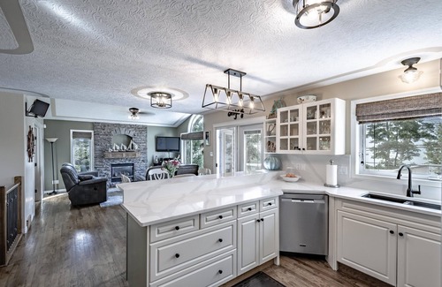 Sylvan Lake Cottage | Lakefront Luxury (May 15 - June 15 SPRING SALE) Book Your Escape Now!