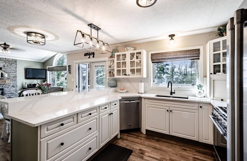 Sylvan Lake Cottage | Lakefront Luxury (May 15 - June 15 SPRING SALE) Book Your Escape Now!