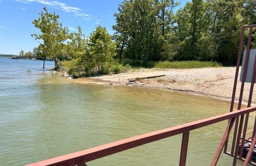Indian Point Condo | Lakefront 2 Bedroom Condo - 12x28 Boat slip included -near Silver Dollar City