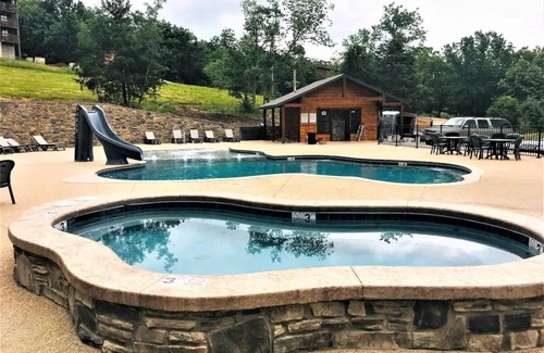 Indian Point Condo | Lakefront 2 Bedroom Condo - 12x28 Boat slip included -near Silver Dollar City