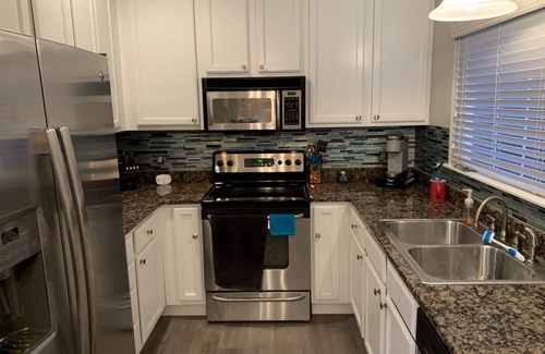 Mid America House | LAKEFRONT 2 Story Townhome. Sleeps 6!Pool🏊 Boat ⛵️Oaklawn🏇Fish 🎣 Bike🚴🏻♂️