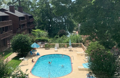 Mid America House | LAKEFRONT 2 Story Townhome. Sleeps 6!Pool🏊 Boat ⛵️Oaklawn🏇Fish 🎣 Bike🚴🏻♂️