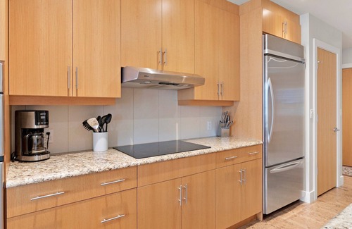 Sicamous Condo | Lakefront 3 bedroom condo with large balcony, pool, gym and boat slip