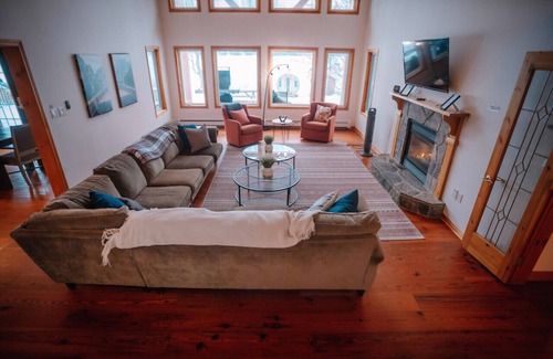 Algonquin Highlands Ski Chalet | Lakefront, 4000sq/f, Gym, Beach, Hot Tub, Sauna