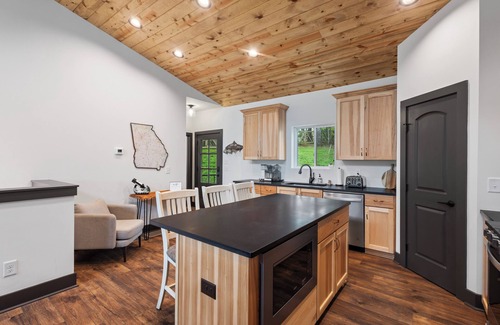 Blairsville Cabin | Lakefront Cabin - Private Dock, Stunning Views, Perfect 4 Families & Groups!