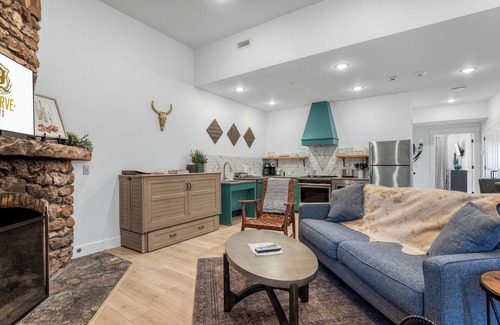 Osage Beach Condo | LAKEFRONT/Center of Osage Beach/pool - 1 Bedroom Loft located above 1932 Reserve