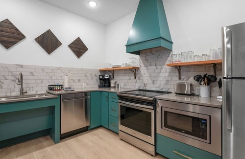 Osage Beach Condo | LAKEFRONT/Center of Osage Beach/pool - 1 Bedroom Loft located above 1932 Reserve