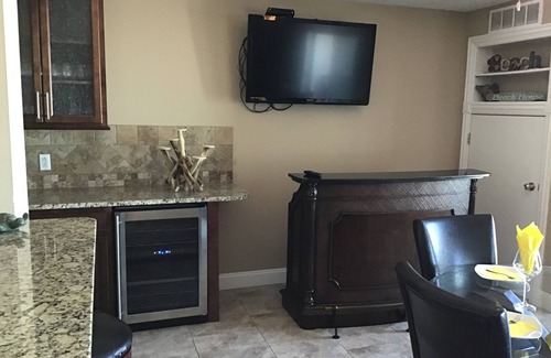 Geneva Condo | Lakefront Condo 2br/2ba #208 Indoor pool, private beach/balcony Rent 3/4th free