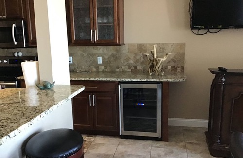 Geneva Condo | Lakefront Condo 2br/2ba #208 Indoor pool, private beach/balcony Rent 3/4th free