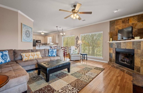 Hot Springs Apartment | Lakefront Condo w/Pool, Boat Slip, & Balcony