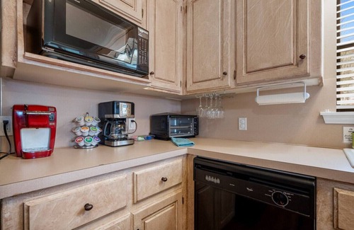 Hot Springs Apartment | Lakefront Condo w/Pool, Boat Slip, & Balcony