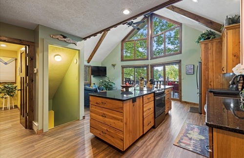 Howard House | Lakefront Cottage on Apple Valley Lake