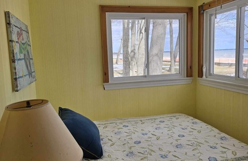 Au Gres Cottage | Lakefront Cottage on Saginaw Bay w/ Private Beach