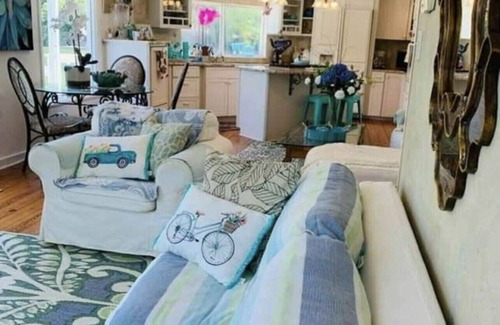 Garner Cove Cottage | * Lakefront Cottage* Pontoon Boat Inc. *HotTub * Kayaks Rafts* Newly renovated