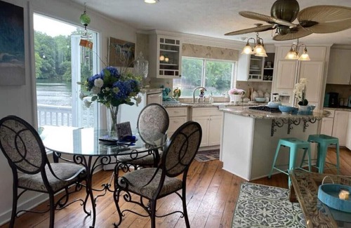 Garner Cove Cottage | * Lakefront Cottage* Pontoon Boat Inc. *HotTub * Kayaks Rafts* Newly renovated