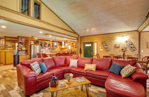 Lake Lafayette Cottage | Lakefront Family Cabin w/Patios in Odessa!