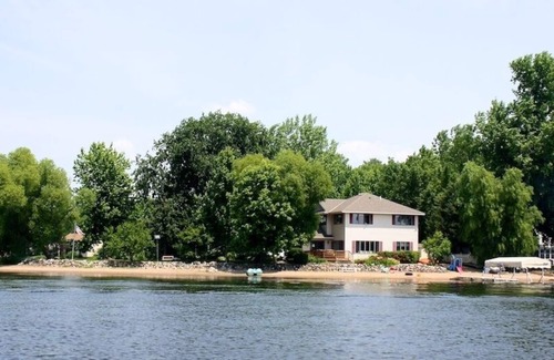 Lindstrom House | Lakefront Family Getaway! Pontoon Rentals-Kayak-Pedal Boat-Fire Pit-Sandy Beach