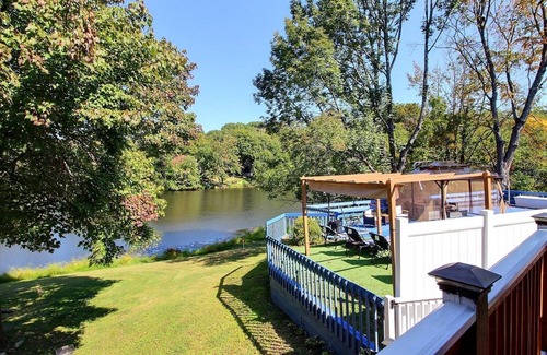 Newton House | Lakefront Family Retreat~Private Pool~Game Room