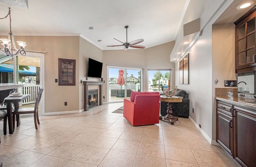 Discovery Bay House | Lakefront Gem Boat Rental Sleeps 8 people