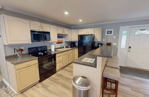 Cadiz House | Lakefront Getaway – Dock, Fishing & Swimming
