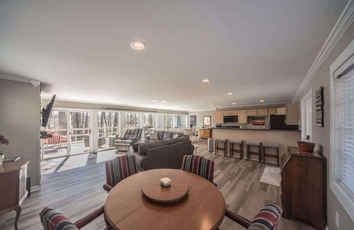 Cadiz House | Lakefront Getaway – Dock, Fishing & Swimming