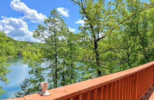 Eureka Springs House | Lakefront Hideaway