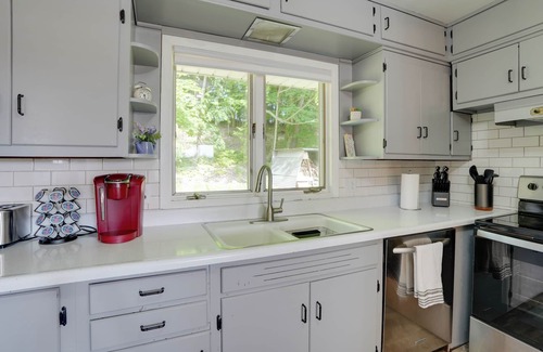 Hartford House | Lakefront Home in Hartford: Hot Tub, Kayaks & Dock